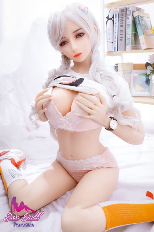 Japanische Sexpuppe mit großen Brüsten